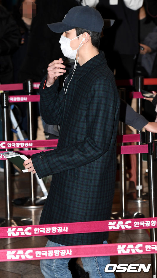 Boy group EXO Sehun departed through Gimpo International Airport on the afternoon of the 27th to attend overseas schedule.EXO Sehun is leaving the Departure chapter.