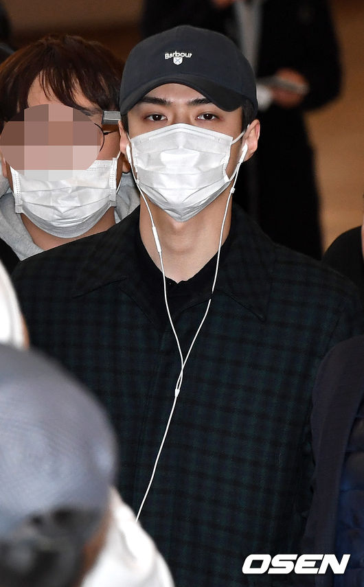 Boy group EXO Sehun left the country via Gimpo International Airport on the afternoon of the 27th to attend overseas schedule.EXO Sehun is leaving the departure hall.
