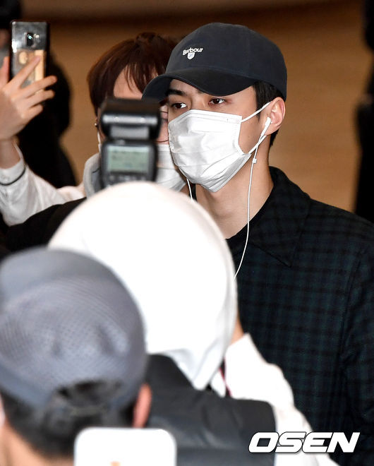Boy group EXO Sehun left the country via Gimpo International Airport on the afternoon of the 27th to attend overseas schedule.EXO Sehun is leaving the departure hall.