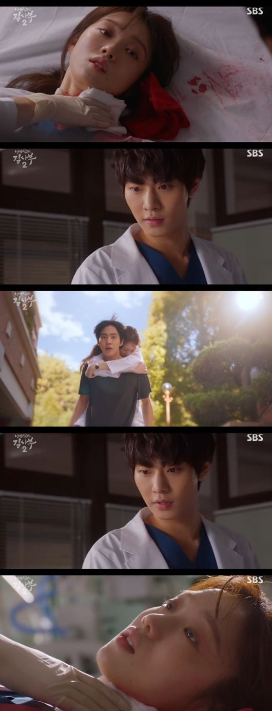 In Romantic Doctor Kim Sabu 2, Lee Sung-kyung prevented bleeding with the help of Ahn Hyo-seop, but was in dDanger of suing the patient.In the SBS monthly Drama Romantic Doctor Kim Sabu Season 2 (directed by Yoo In-sik, Lee Gil-bok, play by Kang Eun-kyung), which was broadcast on the 27th, Eun-jae (Lee Sung-kyung) was stabbed by a knife wielded by a patient and suffered excessive bleeding.At last, Woojin (Ahn Hyo-seop) found the silver and hurriedly moved it to the emergency room. Eun-jae caught Woojins collar and his eyes were reddened.Fortunately, Woojins first aid was successful, and Eunjae regained his smile.The man who had stabbed her was a wife who had been domestically abused; in fact, she had tried to shoot her husband in Danger at her husband, but she had accidentally stabbed him to stop him.He was out of the room, ignoring all the circumstances, and Kim was angry at him, and his wife, who was subjected to Domestic violence, was afraid of her husbands violence and kept the truth.In the end, I decided to check the CCTV. I was caught in a video of Eunjae being a victim of the patients family.Romantic Floor 2 captures the broadcast screen