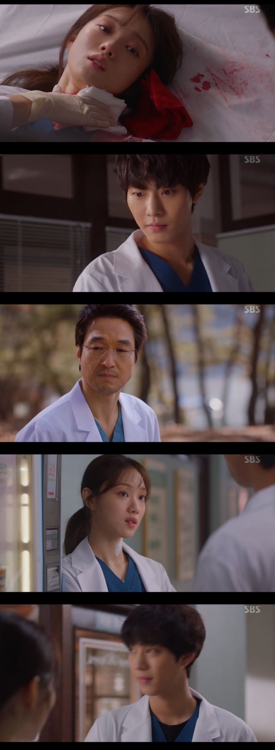Lee Sung-kyung of Romantic Doctor Kim Sabu 2 was put in DDanger to be kicked out of the stone wall Hospital.In the SBS monthly drama Romantic Doctor Kim Sabu 2 (playplayplay by Kang Eun-kyung, directed by Yoo In-sik Lee Gil-bok), which was broadcast on the afternoon of the 27th, it included the image of Cha Eun-jae (Lee Sung-kyung), who was hit by DDanger.On the day of the broadcast, Cha Eun-jae was rushed to the emergency room with a stab wound on his neck.Seo Woo Jin (Ahn Hyo-seop) quickly performed first aid, and fortunately Cha Eun-jae did not interfere with his life.It was almost dDangerous even if it went in 2mm, but it was finished by stitching the wound without any abnormality.Cha Eun-jae told Seo Woo Jin, who sews his wounds, You are doing it right? Did you ask Kim Sabu (Han Seok-gyu)?Is not it a bit sensory for a fellow bum? Seo Woo Jin replied with a hard look, Do not you tremble in the first place? So Cha Eun-jae said, How can you stay still when your mother is right.It was violence inside the Hospital. I was just standing on the side of the violent weak. How scared would it be in a country where words do not work? Since then, Cha Eun-jae has been walking through the Hospital as if he is not okay. Seo Woo Jin said to such a car, If you get tired, you get out early.But Cha Eun-jae said, I do not want to see my weakness as you do not want to see your weakness.If it is hard, you will hear that you are weak, you will hear that you are afraid, and you will hear that you are a woman. If you do not cool, you will hear that you are a woman. But another ordeal was carried out without any relief from Cha Eun-jaes death, claiming that Husband, who caused domestic violence and caused his wife to wield a cutter knife, was unfair.This Husband strongly insisted that Cha Eun-jae suddenly appeared and shouted at him and told him to leave.Park Min-guk (Kim Joo-heon) said, The guardian did not do anything wrong?Husband continued his Danger that Kim Sabu was enormous in the emergency room.Kim said firmly, No one can wield verbal abuse and violence within the emergency room, and when they break it, they are kicked out of the emergency room.Kim said that he should not apologize to Cha Eun-jae but stay still, but when he was uncomfortable with Hospital because of himself, Cha Eun-jae eventually apologized to Husband.But his mind was not comfortable.Park also wanted to get Cha out of the stone wall because he had a surgical depression and that he was not a female doctor.Cha Eun-jae was very confused by the sudden notice and swallowed tears alone in the bathroom.Meanwhile, a debtor of Seo Woo Jin came to the stone wall Hospital. The debtor said, I will not give you your situation anymore.You should get a shot today. He threw off his clothes except for his underwear and hit the board in the Hospital lobby.This led to the fact that Seo Woo Jin had written a bond.