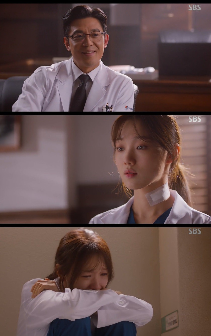 Lee Sung-kyung was put in a position to leave the stone wall by Kim Joo-heon: Can Han Suk-kyu save Dangers Lee Sung-kyung?On SBSs Romantic Doctor Kim Sabu, which aired on the 27th, he ignored the advice of Han Suk-kyu and portrayed Eun Jae (Lee Sung-kyung), who is in the worst situation.Earlier, while Eun-jae was stab-injured and sutured by her family Violence Victims, the perpetrator, the man, complained of injustice.Kim said, You wielded Violence and our doctor was injured. Do not ignore it and pretend to be a joke. He said, It is true that I am excited.Im sorry to say that its Violence, and my wife was surprised to protect me because the doctor attacked me.Moreover, the Victims who wielded the weapon are shrinking and can not say anything.The South Korean government (Kim Joo-heon) and the giant side checked CCTV, but the video did not contain the victims Violence.In the end, Eun-jae explained, My husband swung Violence first at her, and go ask her, and she was hurt while stopping her husband from attacking.But Hojun of the stone wall dismissed it as the story is different, and I was so surprised to see Mr. Cha suddenly rushing, that he did it without knowing it to defend his husband.Furthermore, Hojun informed the fact that the Republic of Korea became the head of the stone wall after the director of the department, and advised, From now on, I think well and ride the route.The Republic of Korea offered Kim to apologize for the silverware, saying, What if the doctor was hurt at the Hospital and quiet and smooth?Its simple, the ministry said strongly, if you dont want to be a surgeon, you can put it out.But the fuss didnt stop: The loan shark who had been working with Woojin (Ahn Hyo-seop) went on a rampage in search of Hospital.He took off his clothes in the lobby and said, This guy did not pay my money, so he could not wear clothes and eat rice.Woojin said, Now stop, I paid you back, I do not suddenly get money without this. But he threatened to write a memorandum.In short, he also swung his fist at Moon Jeong (Shin Dong-wook), and eventually, the Hospital people, including Myung-sim (Jin Kyung-min), rushed to the man, and Hospital quickly became a mess.Kim said to the man, You are a leech who lends money to desperate people and sucks interest all the time. When I fix a sick person, I am a doctor.You should know that you are embarrassed. When he was about to take responsibility for this, he was surrounded by Mr. Kim, who asked, Why are you so good to me? When am I?I do not think about it, but look at the patient. Meanwhile, Eun-jae tried to apologize to Gahaja, but Kim Sa-bu dissuaded him. Kim Sa-bu said, Im very uncomfortable.I kneel down and pretend to be uncomfortable and pretend to be dirty and dirty because I am worried about problems.If all that is taken for granted on such excuses, you will eventually live a cheap life. The silver saying that the leap is severe, he dismissed it as then go down and kneel. It is not bad to go through it.In the end, Eun-jae apologized to the perpetrator, and the Republic of Korea praised him as a good friend who knows how to live a social life rather than looking at it. He asked when he would marry and quit the hospital.Earlier, the Republic of Korea tried to sort out the silver, not the THE MAN BLK.The Republic of Korea said, I do not raise female teachers, and if I am a female doctor with a surgeries, and Eunjae realized Kims sincerity and shed tears.On this day, the Violence perpetrator appeared in blood and predicted the blue.