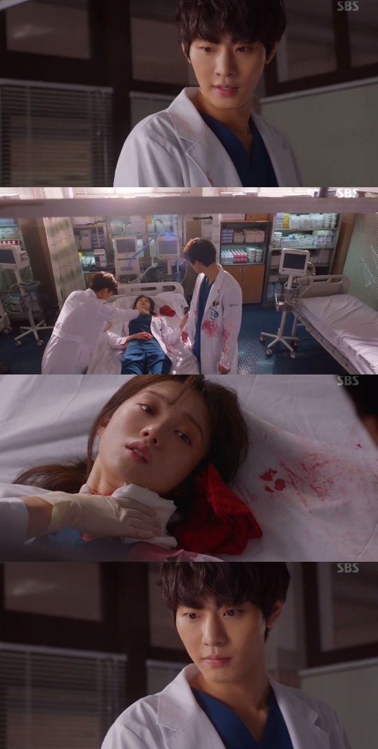 Romantic Doctor Kim Sabu 2 Lee Sung-kyung is in DangerIn the 7th episode of SBSs monthly Drama Romantic Doctor Kim Sabu 2, which was broadcast on the 27th, Cha Eun-jae (Lee Sung-kyung) was portrayed as having an accident.On this day, Cha Eun-jae was confronted with his husband to protect the patient who was subjected to domestic violence.At this time, the patient guardian who was subjected to domestic violence wielded the cutter knife, and Cha Eun-jae tried to prevent the accident and cut his neck.Seo Woo-jin (Ahn Hyo-seop) hastily moved Cha Eun-jae to the emergency room, and Cha Eun-jae was in danger of becoming dangerous due to excessive bleeding, raising tension in the Drama.Photo = SBS Broadcasting Screen