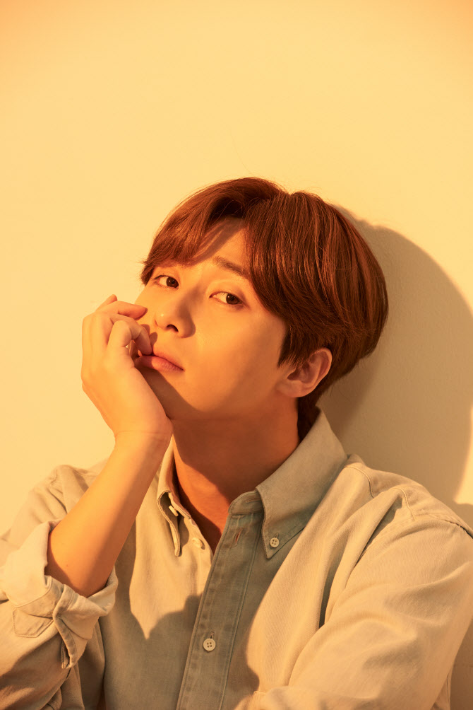 Actor Park Seo-joon, 32, pulled the knife on netizens posting malicious comments.Recently, the act of disseminating untrue content and expanding and reproducing the honor of Park has reached a level that is no longer acceptable, said Awesomeenti, a subsidiary of Park Seo-joon. Based on the evidence that has been collected for years, I appointed a legal representative last week and received The complaint at Seongdong Police Station on the 28th.If we do not just respond to one-off measures, but if we continue to identify malicious slander, sexual harassment, and false facts against Park, we will take all legal measures, including additional charges, he added. We will respond strictly without any preemption or agreement.The data that were submitted to determine how many flamers were found can be found by investigating them, said an official at the Seongdong Police Station.We havent identified any Flamers, said an agency official. Well be picked up as we proceed with the lawsuit.Seongdong Police Station, Park Flamer The complaint reception Park Seo-joon said, It is difficult to bear honor.