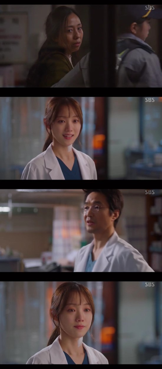 Seoul=) = Romantic Doctor Kim Sabu 2 Han Suk-kyu comforted Lee Sung-kyung.In SBS Mondays drama Romantic Doctor Kim Sabu 2 (playplayplay by Kang Eun-kyung/directed by Yoo In-sik), which was broadcast on the afternoon of the 28th, the husband who was involved in domestic violence was killed by his wife and his wife was taken to the police.Cha Eun-jae (Lee Sung-kyung), who tried to stop the worst but could not stop it, showed a hard time with red eyes.However, soon after the emergency room of Doldam Hospital was carried by an inorganic patient, and Cha Eun-jae was rushed to the emergency room.Looking at Cha Eun-jae, who returned from his mind, Kim Sabu (Bu Yong-ju, Han Suk-kyu) asked, How are you? Are you okay?Cha Eun-jae replied, Im trying to be okay. When I saw the red-eyed tea, Kim said, Get it off quickly. Its not your fault.On the comfort of Kim Sabu, Cha Eun-jae smiled, saying, Thank you, for saying so.On the other hand, SBS Romantic Doctor Kim Sabu 2 is a drama depicting the story of real doctor in the background of a poor stone wall hospital in the province. It is broadcast every Monday and Tuesday at 9:40 pm.