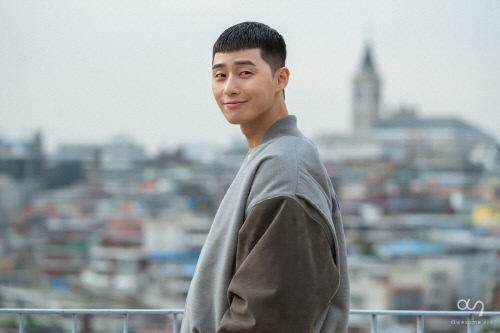 Park Seo-joon will visit the small screen as a straight-line young man, Park, who does not compromise injustice, at JTBCs One Clath, which will be broadcast for the first time on the 31st.Many people are paying attention to what kind of Acting Park Seo-joon, who has become a trusting and watching youth icon, shows the image of a sympathetic white-time youth in works such as Drama Ssam, My Way and movie Midnight Runners.Park Seo-joon captured the hearts of viewers by playing the role of fatal fighter Go Dong-man in 2017s Drama Ssam, My Way.Not only did he receive a lot of love by drawing a sympathetic picture of the lives of young people in this era, but he also became a popular actor by getting the modifier of Loko bulldozer with Chemi and pleasant and sweet romance with Kim Ji One.In the movie Midnight Runners, he played the role of a student standard of a police college full of fuss, regardless of whether he was in front of him or not, and he was well received for drawing a full-fledged youth through his sincerity and seriousness.Especially, with the romance with the river sky of the Hee Yeol station, it gave a pleasant smile and captured the hearts of the young and old Audiences.In this One Clath, Park Seo-joon will show a different youth from the previous character.Park Seo-joons Acting Park is a full-fledged character who starts a new Top Model on the streets of One, which has entered with undying anger.The Roy character, who struggles to keep his conviction even in the unfavorable reality, hopes to bring out the sympathy of viewers.JTBCs new gilt drama One Clath, starring Park Seo-joon, Kim Da-mi, Yoo Jae-myung and Kwon Na-ra, will be broadcast at 10:50 p.m. on the 31st, featuring a hip rebellion of youths who are united in an unreasonable world, stubbornness and passenger spirit.Photo Awesome-Eanti