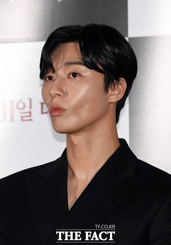 Actor Park Seo-joon sues flamerPark Seo-joons agency, Awesome E & T, said on August 28, Based on the evidence that has been collected for many years, I appointed a legal representative last week and filed a complaint with the Seongdong Police Station in Seoul.I decided that the act of disseminating and expanding the contents that are not true indiscriminately and disregarding the honor of Park Seo-joon has reached a level that is no longer tolerated, the agency said. I am hurting my family as well as my party Lion by abusing my anonymity and insulting Park Seo-joon.We will not only take a one-off response, but will take all legal measures, including additional complaints, if malicious slander, sexual harassment, and false facts are confirmed to Park Seo-joon through regular monitoring, he warned.In addition, the agency said, We will also take legal action against malicious post writers for actors other than Park Seo-joon, and we will continue to make efforts to protect the personality and rights of our actors.Park Seo-joon played the role of the male protagonist Park Sae-roi in the new gilt drama JTBC Itae One Clath (playplayplay by Gwangjin and director Kim Sung-yoon), which is scheduled to be broadcast on the 31st.