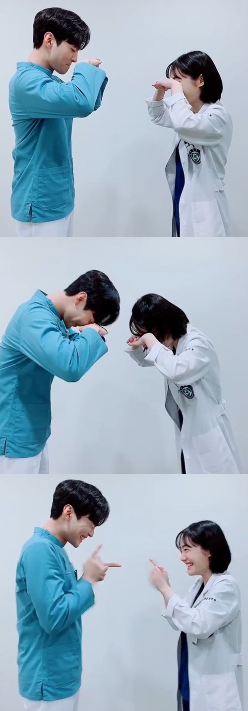 Actors Kim Min-jae and So Joo-yeon participated in the No Song Challenge Lindsey Vonn.Kim Min-jae posted a video on his instagram on the afternoon of the 28th with an article entitled # Romantic Doctor Kim Sabu 2 # No Song Challenge Lindsey Vonn.In the released video, Kim Min-jae and So Joo-yeon, who are appearing on SBS Mon-Tue drama Romantic Doctor Kim Sabu 2, face each other in clothes at Doldam Hospital.They started the video with a back-to-back smile and showed off their choreography with a smile.They also completed the Lindsey Vonn, a cute yet hip dance challenge with a swag-filled look and fantasy breathing.On the other hand, Kim Min-jae plays Park Eun-tak and So Joo-yeon plays Yoon-ae in SBS Mon-Tue drama Romantic Doctor Kim Sabu 2.