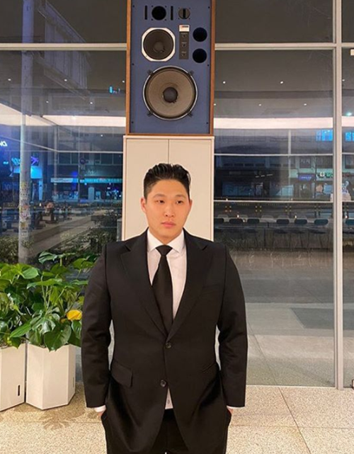 Singer Swings reveals his aspirations aheadSwings posted a single photo and post on his Instagram account on Friday.In the post, Swings appeared in Chanpur in resolution, writing, Start again! Anything is possible! Real!Meanwhile, in the public photos, Swings is wearing a black suit and making a serious look.Swings appeared in Mnet entertainment SHOW ME THE MONEY 8 last year.