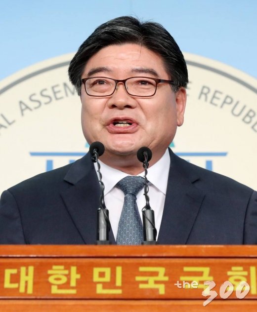  김용진 전 기획재정부 제2차관이 13일 오후 서울 여의도 국회 정론관에서 열린 더불어민주당 입당 기자회견에서 발언하고 있다. / 사진=홍봉진 기자 honggga@