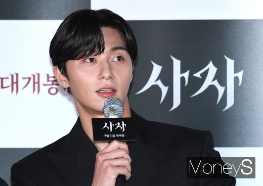 Park Seo-joons agency, Awesome Eanti, conducted a continuous monitoring of malicious posts for Park Seo-joon on the 28th.We decided that it was difficult to tolerate the Honor of Park Seo-joon by distributing and expanding the contents that are not true indiscriminately recently, he said. Based on the evidence that has been collected for many years, I received a complaint to the Seongdong Police Station in Seoul last week.We are not only suffering from one-off responses, but also from our family members because of the act of insulting Park Seo-joon by exploiting anonymity, the agency said. We will take all legal measures, including additional charges, if we confirm malicious slander, sexual harassment, and false information about Park Seo-joon through constant monitoring. I will inform you that we will respond strictly without agreement.Athumb E & T will also take legal action against malicious post writers for actors other than Park Seo-joon, and will continue to make efforts to protect the personality and rights of their actors in the future, he said.