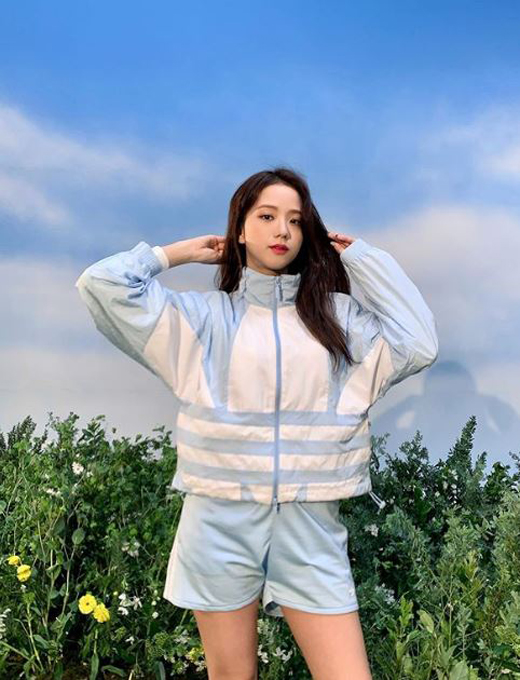 JiSoo, a member of girl group BLACKPINK, boasted a fashion sense.JiSoo posted a number of photos on his personal Instagram on the 27th; in the public photos, JiSoo poses confidently in a set of comfortable training suits.Especially superior body and beautiful looks attract attention.The netizens who watched this made various comments such as Spaces strongest beautiful look, There is nothing that does not fit and Queen itself.Meanwhile, the group BLACKPINK, which JiSoo belongs to, is preparing to release a new album earlier this year.