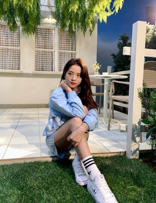 JiSoo, a member of girl group BLACKPINK, boasted a fashion sense.JiSoo posted a number of photos on his personal Instagram on the 27th; in the public photos, JiSoo poses confidently in a set of comfortable training suits.Especially superior body and beautiful looks attract attention.The netizens who watched this made various comments such as Spaces strongest beautiful look, There is nothing that does not fit and Queen itself.Meanwhile, the group BLACKPINK, which JiSoo belongs to, is preparing to release a new album earlier this year.