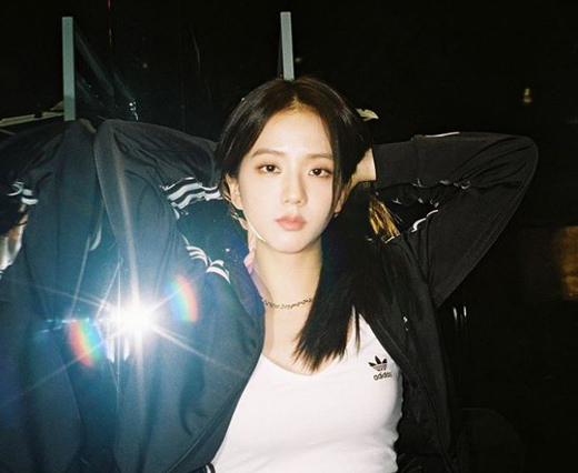 JiSoo, a member of girl group BLACKPINK, boasted a fashion sense.JiSoo posted a number of photos on his personal Instagram on the 27th; in the public photos, JiSoo poses confidently in a set of comfortable training suits.Especially superior body and beautiful looks attract attention.The netizens who watched this made various comments such as Spaces strongest beautiful look, There is nothing that does not fit and Queen itself.Meanwhile, the group BLACKPINK, which JiSoo belongs to, is preparing to release a new album earlier this year.