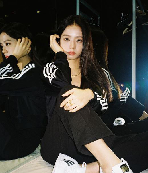 JiSoo, a member of girl group BLACKPINK, boasted a fashion sense.JiSoo posted a number of photos on his personal Instagram on the 27th; in the public photos, JiSoo poses confidently in a set of comfortable training suits.Especially superior body and beautiful looks attract attention.The netizens who watched this made various comments such as Spaces strongest beautiful look, There is nothing that does not fit and Queen itself.Meanwhile, the group BLACKPINK, which JiSoo belongs to, is preparing to release a new album earlier this year.
