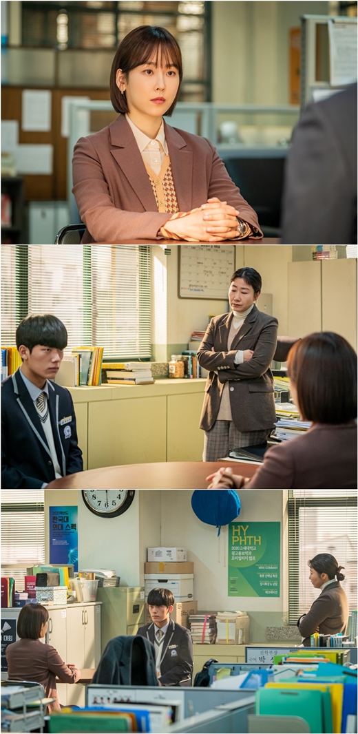 A moment of choice comes to the high sky (Seo Hyun-jin).Cable channel tvN Wolhwa Drama Black Dog (played by Park Joo-yeon), captured the breathtaking atmosphere of the sky and his new student Huang Botong (Jeong Taek-hyun) on the 28th.The appearance of Park Sung-soon (Ra Mi-ran), the head of the department of admission who watches the two people with an unusual expression, adds curiosity to their three-way face.In the last broadcast, it was interesting to see the confrontation that was shaken by the changes that came before the start of the new school year and the high sky that became a second-year fixed-term teacher.Park Sung-soon, who was worried about work and family, decided to take charge of the head of the department for another year for the teachers of the department.Here, the appearance of Huang Botong, a new student of the high sky, raised questions about future development.In the meantime, the atmosphere of the school office of the department of education, which has fallen heavily in the public photos, amplifies curiosity.According to the production crew, Huang Botong has been arrested as a suspect in the terror of the deepening class.It is noteworthy who the criminal of the terror is, and what kind of judgment the two teachers will make about Huang Botong, who claims that he did not do it.Meanwhile, Black Dog 14 times will be broadcast at 9:30 pm on the night.