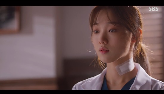 Lee Sung-kyung bent to Kim Ju-Huns will, but rather put it in fireDanger.In the 7th episode of SBSs Romantic Doctor Kim Sabu 2 broadcast on January 27 (playplayplay by Kang Eun-kyung/directed by Yoo In-sik, Lee Gil-bok), Cha Eun-jae (Lee Sung-kyung) bowed his head first after doing the right thing.Previously, Cha Eun-jae was hit by his wifes knife while trying to stop her husbands violence.My wife was brazenly trying to attack her husband who was angry with Cha Eun-jae and grabbed her hair with a cutter knife, and Cha Eun-jae was stabbed and hurt her neck while trying to stop her.Fortunately, I did not touch the important part, so I stopped at the 7 stitch line, but the work has grown since.The violent husband lied that Cha Eun-jae walked Sibi first and his wife wielded a knife to protect him.My wife could not say anything, and the situation on CCTV also seemed to be that Cha Eun-jae first gave Sibi to the violent husband.Park Min-guk (Kim Ju-Hun) apologized for Cha Eun-jae and tried to fix things, and Kim Sa-bu confronted him that he should call the police.Cha said, I do not want to get bigger. Kim said, What kind of apology does a person who is hurt by the weak who is being abused do not know what to do? I knelt down because I was uncomfortable, I was worried about problems.If all of these excuses make it easier and natural, you will live such a cheap life that you can afford any life. Cha said, The leap is too bad, and Kim said, Well, then go down and kneel. It will be a medicine to go through.After apologizing to his violent husband, Cha Eun-jae met Park Min-guk and realized that Kim Sa-bus step was not a leap but a reality.Park Min-guk praised him as a friend who knows social life more than he looks. He asked, Is there a lot of trouble because of surgery?When Cha Eun-jae said that he had taken Kims medicine and had the surgery done properly, Park Min-guk suddenly said, When will you marry the next teacher? I wonder when he will quit.Honestly, there are not many people who keep up with the writing of female teachers. Park Min-guk said, If you have a professional certificate and have been suffering for 1-2 years, marry or get pregnant if you use it.If I throw away a few years to give birth, it will eventually be the remaining teachers. So I do not raise women teachers well.If you are a female doctor with a surgeries there, is it even more? Cha Eun-jae, who did not say a word about his marriage, told Park Min-guk, I will give you an hour.I realized that I had been treated like that at that moment, and I was despairing, saying, It was a cheap life to be treated like that.Yoo Gyeong-sang