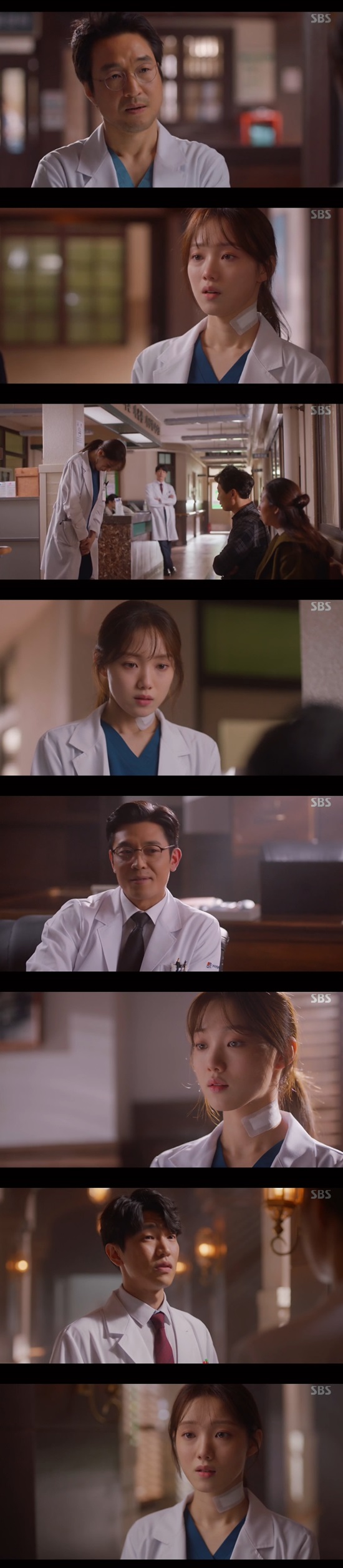 Lee Sung-kyung bent to Kim Ju-Huns will, but rather put it in fireDanger.In the 7th episode of SBSs Romantic Doctor Kim Sabu 2 broadcast on January 27 (playplayplay by Kang Eun-kyung/directed by Yoo In-sik, Lee Gil-bok), Cha Eun-jae (Lee Sung-kyung) bowed his head first after doing the right thing.Previously, Cha Eun-jae was hit by his wifes knife while trying to stop her husbands violence.My wife was brazenly trying to attack her husband who was angry with Cha Eun-jae and grabbed her hair with a cutter knife, and Cha Eun-jae was stabbed and hurt her neck while trying to stop her.Fortunately, I did not touch the important part, so I stopped at the 7 stitch line, but the work has grown since.The violent husband lied that Cha Eun-jae walked Sibi first and his wife wielded a knife to protect him.My wife could not say anything, and the situation on CCTV also seemed to be that Cha Eun-jae first gave Sibi to the violent husband.Park Min-guk (Kim Ju-Hun) apologized for Cha Eun-jae and tried to fix things, and Kim Sa-bu confronted him that he should call the police.Cha said, I do not want to get bigger. Kim said, What kind of apology does a person who is hurt by the weak who is being abused do not know what to do? I knelt down because I was uncomfortable, I was worried about problems.If all of these excuses make it easier and natural, you will live such a cheap life that you can afford any life. Cha said, The leap is too bad, and Kim said, Well, then go down and kneel. It will be a medicine to go through.After apologizing to his violent husband, Cha Eun-jae met Park Min-guk and realized that Kim Sa-bus step was not a leap but a reality.Park Min-guk praised him as a friend who knows social life more than he looks. He asked, Is there a lot of trouble because of surgery?When Cha Eun-jae said that he had taken Kims medicine and had the surgery done properly, Park Min-guk suddenly said, When will you marry the next teacher? I wonder when he will quit.Honestly, there are not many people who keep up with the writing of female teachers. Park Min-guk said, If you have a professional certificate and have been suffering for 1-2 years, marry or get pregnant if you use it.If I throw away a few years to give birth, it will eventually be the remaining teachers. So I do not raise women teachers well.If you are a female doctor with a surgeries there, is it even more? Cha Eun-jae, who did not say a word about his marriage, told Park Min-guk, I will give you an hour.I realized that I had been treated like that at that moment, and I was despairing, saying, It was a cheap life to be treated like that.Yoo Gyeong-sang