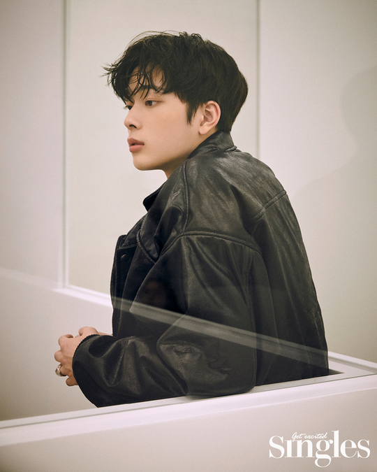 Yu Seon Ho pictorial, Interview has been released.Fashion magazine Singles has released a picture of Yu Seon Ho, which has won the title of entertainment prospect by joining three entertainment programs from the new year.In this picture, Yu Seon Ho completed a life picture that overwhelmed the camera with a torn visual that captivates the woman and a photogenic pose and expression that was polished and polished during it.Yu Seon Ho has recently joined SBS Real Basketball, Handsome Tigers, which has been featured by entertainment trends such as Seo Jang-hoon, Lee Sang-yoon, and Joey, and is attracting attention by showing outstanding basketball skills.Yu Seon Ho said, I was worried that I would be close to my youngest team, but I had showered together since the first meeting.Everyone has not played a lot of basketball together because of the busy schedule, but they are almost new to Actor Lee Sang-yoon and Lee Tae-sun.I am happy to sweat with you, he said.Yu Seon Ho, who is in his last teens in 2020 as a youth who is suffering from the innocent boy, has grown from an innocent boy to a youth who is suffering from the future.I answer that I know what I can do best in the future about the biggest troubles these days.Yu Seon Ho said, In 2020, when I was in my last teen, I want to work harder on my self-development than now.I want to accumulate emotions and thoughts that I can feel only in my teens, and I want to take them out later, and I hope that the experiences of the present will become a valuable asset in the future.I will not neglect singing and acting exercises. In particular, he said, I would like to show Yu Seon Ho ballad if I have a chance to practice ballads, which is my favorite genre.minjee Lee