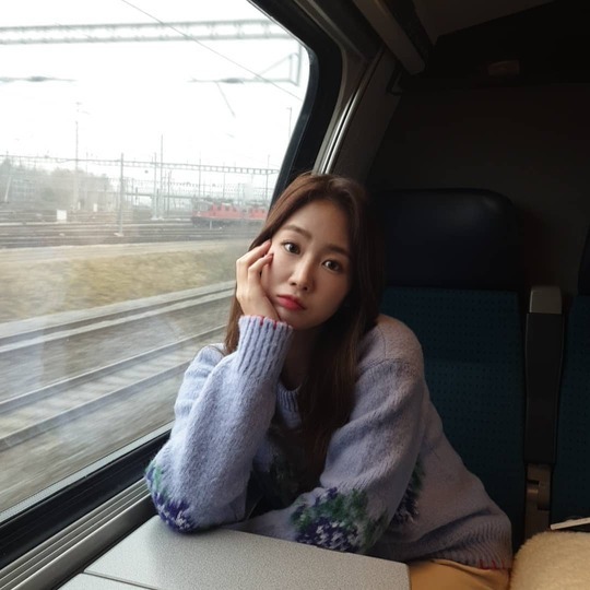 Singer Soyou catches the eye by unveiling the beautiful look that shines unhindered under dark lighting.Soyou posted several photos on his personal Instagram account on January 28 with a train-shaped emoticon, in which Soyou undoes her long hair and tucks her chin in her right hand.A large window next to Soyou shows a railway track and appears to be on the train.Soyou reveals a striking look with clear eyes and a stiff nose even under the dark train Lighting.Choi Yu-jin