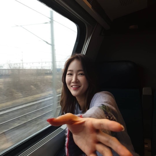 Singer Soyou catches the eye by unveiling the beautiful look that shines unhindered under dark lighting.Soyou posted several photos on his personal Instagram account on January 28 with a train-shaped emoticon, in which Soyou undoes her long hair and tucks her chin in her right hand.A large window next to Soyou shows a railway track and appears to be on the train.Soyou reveals a striking look with clear eyes and a stiff nose even under the dark train Lighting.Choi Yu-jin