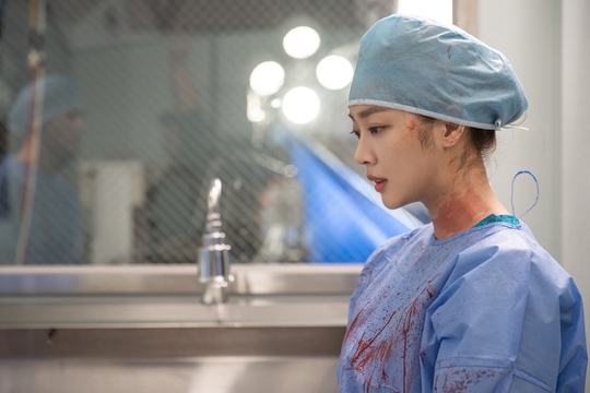 The scene of the blood-stained surgery of Forest Jo Bo-ah has been captured.The KBS 2TV new tree drama Forest (playplayed by Lee Sun-young / directed by Oh Jong-rok / Produced by Star Force, Gaji Contents) is a forced mountain-goal cohabitation romance drama in which men with all but heart and women who have lost all but heart meet in mysterious Forest and explore the secrets of themselves and the forest.Jo Bo-ah plays Ace Surgeon Physician Jung Young-jae, who reveals his presence everywhere with his passion and enthusiasm.The mental trauma of childhood family sometimes suffers from pain and frustration as it brushes through the mind, but it is trying to stand up again, creating a consensus among viewers.Jo Bo-ah is questioning the disclosure of a surgical suit and gloves, as well as a screen with blood on his face and neck and empty eyes.Ace surgeon Physician Jung Young-jae, who was recognized as a meticulous surgical skill in the drama, went into surgery as usual, and suffered from a mens stomach due to his unexpected memories.Jung Young-jae makes a mistake due to the momentary feeling, which causes him to turn over blood.As Jung Young-jae, who is white without wiping blood from his face, continues, questions are being raised about why Jung Young-jae became a delusional chamber in the operating room.Jo Bo-ahs crisis blood-covered surgery scene was held at a general hospital in Gangseo-gu, Seoul.Jo Bo-ah, who had been motivated by the first Physician challenge after debut, showed his passion by familiarizing the detailed surgical scene with the advisor before the start of the first surgery scan.Jo Bo-ah then went on to shoot, and he was immersed in greeting the cast members who seemed to be doing the whole operation, and while performing the surgery skillfully, he expressed his shaking aspect to Feeling with delicate acting ability and received thumbs-up baptism from the staff.Park Su-in