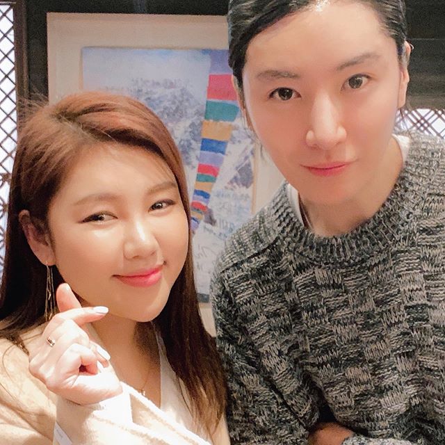 Actor No Min-woo reveals Fan heart for trot singer Song GainNo Min-woo posted a picture on his Instagram on January 27 with an article entitled Gain in the snow, Gain in the heart.No Min-woo in the public photo is taking pictures with Song Gain with a full expression, and the warm atmosphere of the two makes the viewers feel happy.In addition, Song Gain is shooting the hearts of fans with a refreshing eye.Park So-hee