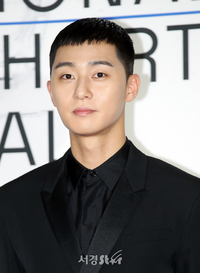 We have been constantly monitoring Chinese white shrimps on malicious posts directed at our own Actor Park Seo-joon, said Park Seo-joons agency, Awesome Eenti, on the 28th. We have been distributing indiscriminately and expanding and reproducing the contents that are not true recently, making it difficult to ignore the acts that defamed Park Seo-joon. We decided that we had reached the level, and based on the evidence that we have collected for many years, we appointed a legal representative last week and filed a complaint with the Seongdong Police Station in Seoul.The act of insulting Park Seo-joon by exploiting his anonymity has hurt his family as well as his party Lion, he added.In addition, the agency said, We will not only take one-off measures, but also take all legal measures including additional charges if malicious slander, sexual harassment, and false facts are confirmed through monitoring at all times, and we will take strict action without any goodwill or agreement.In December last year, Park Seo-joons personal YouTube channel was hacked and the agency asked the cyber investigation team to investigate.Meanwhile, Park Seo-joon will appear on JTBCs new gilt drama One Clath, which will be broadcast first on the 31st.