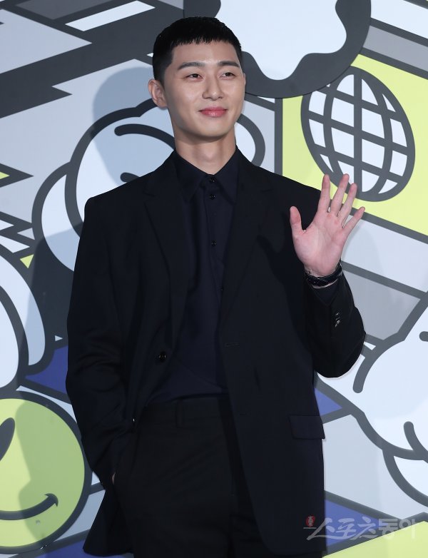 Park Seo-joon declares war on FlamingerWe have been monitoring malicious posts for our Actor Park Seo-joon, said Awesome Eanti, a member of the agency, in an official statement on the 28th. We believe that the act of disseminating and expanding the contents that are not true recently has reached a level that is no longer conducive.We have appointed a legal representative last week to file a complaint with the Seoul Seongdong Police Station based on the evidence we have collected for years, he said.We will also take legal action against malicious postwriters who are not affiliated with Park Seo-joon, and we will continue to make efforts to protect the personality and rights of our Actor, Awesome said.