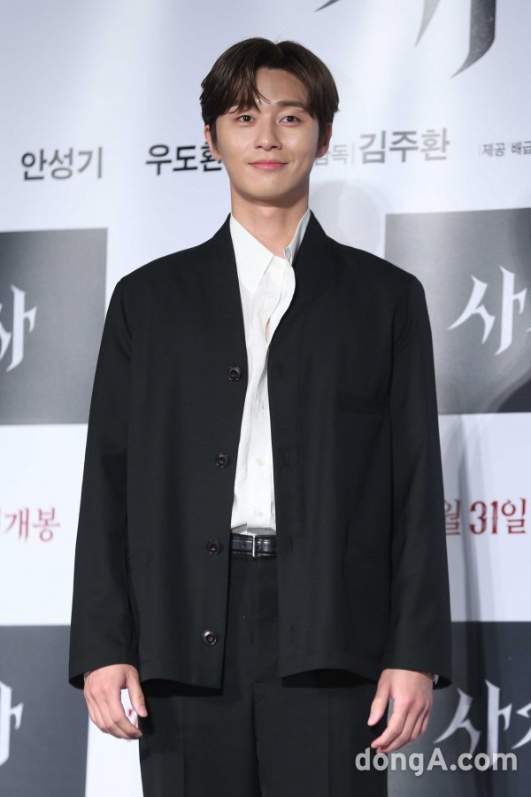 Park Seo-joon declares war on FlamingerWe have been monitoring malicious posts for our Actor Park Seo-joon, said Awesome Eanti, a member of the agency, in an official statement on the 28th. We believe that the act of disseminating and expanding the contents that are not true recently has reached a level that is no longer conducive.We have appointed a legal representative last week to file a complaint with the Seoul Seongdong Police Station based on the evidence we have collected for years, he said.We will also take legal action against malicious postwriters who are not affiliated with Park Seo-joon, and we will continue to make efforts to protect the personality and rights of our Actor, Awesome said.