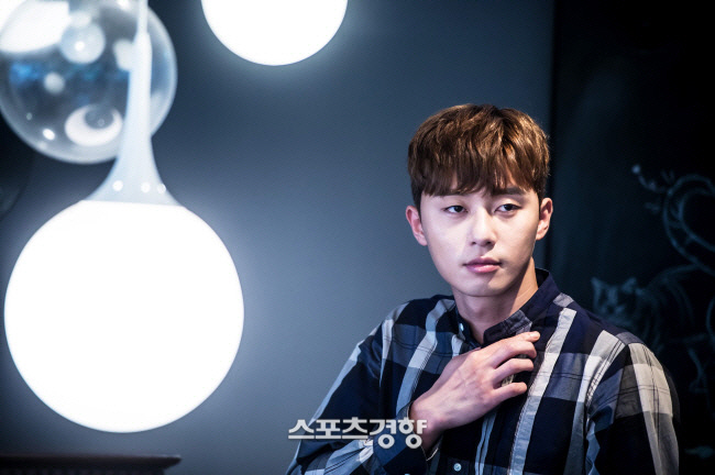 Actor Park Seo-joon has declared war on flammers who posted malicious commentsPark Seo-joons agency, Assumienti, said in an official statement on August 28, We decided that the acts of disseminating and expanding the contents that are not true recently and disregarding the honor of Park Seo-joon have reached a level that is no longer tolerated. I did, he said.The act of insulting Park Seo-joon by exploiting anonymity has hurt not only the party Lion but also the family.We will not only take a one-off response, but also will continue to take all legal measures, including additional charges, if malicious slander, sexual harassment, and false facts are confirmed against Park Seo-joon through monitoring at all times, and we will respond strictly without any good or agreement. Finally, the agency added, AthumbEanti will also take legal action against malicious postwriters who are affiliated with Actors other than Park Seo-joon, and will continue to make further efforts to protect the personality and rights of their Actor.Under the line, the public agency specializes in the position of Park Seo-joonHi, this is Awesome.We have been monitoring malicious posts directed at our actor Park Seo-joon.Recently, it was judged that the act of disseminating the contents of the facts that are not true indiscriminately distributed and expanded and reproduced, and the honor of Park Seo-joon was no longer tolerated. Based on the evidence collected for many years, last week, a legal representative was appointed and the company received the complaint to the Seoul Seongdong Police Station.The act of insulting Park Seo-joon by exploiting anonymity has hurt not only the party Lion but also the family.We will not only respond to one-off measures, but also will continue to take all legal measures, including additional charges, if malicious slander, sexual harassment, and false facts are confirmed through monitoring at all times, and we will respond strictly without any preemption or agreement.Awesome E & T will also take legal action against malicious postwriters for actors other than Park Seo-joon, and will continue to make efforts to protect the personality and rights of their actors.Thank you.