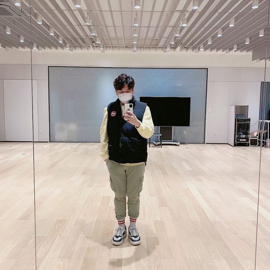 Super Junior Shindong reveals recent status after DietOn the 27th, Shindong released a picture through his Instagram and revealed a different picture from the past.In the photo, Shindong poses in front of the mirror with a mask on, especially as the news of his recent success in the 30kg weight loss has been reported, his body is slim noticeable.The netizens who saw this responded such as People should lose weight and Shindong is great after 30kg.Shindong, who started Diet at 116kg at the end of last year, lost about 30kg of weight and collected topics.Shindong will return to the Super Juniors regular 9th album repackaged new song Yaiyao (2YA2YAO) on the 28th.=