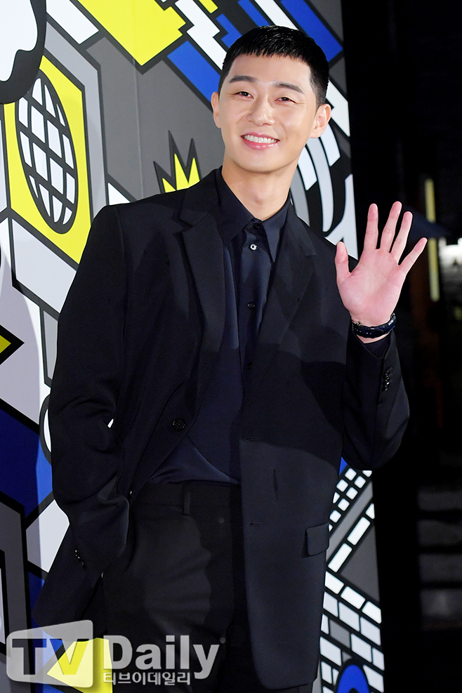 Actor Park Seo-joon pulls out knife for FlamingerWe decided that the act of disseminating and expanding the contents that are not true recently and disregarding the honor of Park Seo-joon has reached a level that is no longer tolerated, said Aesum Eanti, a subsidiary company. We received the complaint at the Seongdong Police Station in Seoul last week based on evidence collected for many years.I am hurting not only the party Lion but also my family because of the act of insulting Park Seo-joon by exploiting anonymity, Awesome said.This suggested a strong legal response.The agency said, We will not only respond to one-off measures, but will continue to take all legal measures including additional charges if malicious slander, sexual harassment, and false facts are confirmed through regular monitoring.We will respond strictly without any agreement or agreement, he said.Finally, Awesome E & T said, We will also take legal action against malicious postwriters for actors other than Park Seo-joon.