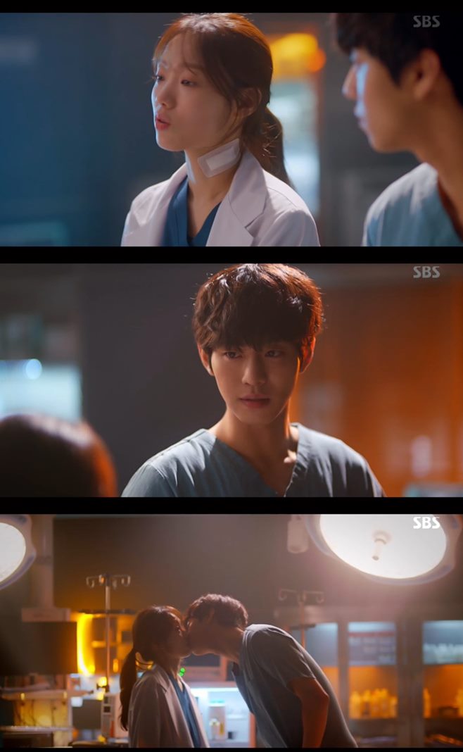 Lee Sung-kyung and Ahn Hyo-seop, the cast of Romantic Doctor Kim Sabu 2, finally started to blossom their love line.The first kissing god of the surgical scoliosis Lee Sung-kyung, Chun Ae-goa Ahn Hyo-seop, appeared.In the 8th episode of SBS Mon-Tue drama Romantic Doctor Kim Sabu 2 (playplayed by Kang Eun-kyung, directed by Yoo In-sik), which was broadcast on the 28th night, the medical Physician including Doldam Hospital, medical practitioners Kim Sabu (Han Seok-gyu), Seo Woo-jin (Ahn Hyo-seop), Cha Eun-jae (Lee Sung-kyung), Park Min-guk (Kim Joo-heon), Bae Moon-jung (Shin Dong-jung), Medical stories of Wook, Yoon A-rum (Soo Ju-yeon), Jung In-soo (Yoon Na-young), Yeo Un-yeong (Kim Hong-pa), Oh Myung-sim (Jin Kyung), Jang Gi-tae (Im Won-hee), Nam Do-il (Byeon Woo-min), Park Eun-tak (Kim Min-jae), Yang Ho-joon (Ko Sang-ho), Shim Hye-jin (Park Hyo-ju), Heo Young-gyu (Bae Myung-jin), Do Yun Yun-mi (Yoon Bo-ra) were drawn.On this day, Cha Eun-jae began to grow slowly at Doldam Hospital as a medical staff, and he confronted Physician, who was throwing bad words, saying that he should not even think about returning to the hospital.Cha said, I worked hard even if I came to my neck like this, but I have only worked hard. Why should I go to another hospital?If you go to another hospital without looking at it, it seems to be divided for a lifetime. Im taking this medicine and Im going through the surgery, so dont even leave me, dont threaten me, said Eun-jae, who has a scorching operation.Eun-jae told Woo-jin, who was an orphan in his childhood, I first heard that he died when your parents were young.On the other hand, as a female paramedic who applied for organ donation was diagnosed with brain death, the episode of his kidney transplantation to the remaining patient was revealed and made the viewers feel sad.
