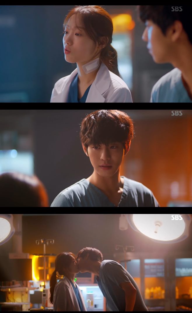 Romantic Doctor Kim Sabu 2 cast members love line full-scale, Ahn Hyo-seop and Lee Sung-kyung first kiss Lee Sung-kyung and Ahn Hyo-seop, the cast of Romantic Doctor Kim Sabu 2, finally started to blossom their love line.The first kissing god of the surgical scoliosis Lee Sung-kyung, Chun Ae-goa Ahn Hyo-seop, appeared.In the 8th episode of SBS Mon-Tue drama Romantic Doctor Kim Sabu 2 (playplayed by Kang Eun-kyung, directed by Yoo In-sik), which was broadcast on the 28th night, the medical Physician including Doldam Hospital, medical practitioners Kim Sabu (Han Seok-gyu), Seo Woo-jin (Ahn Hyo-seop), Cha Eun-jae (Lee Sung-kyung), Park Min-guk (Kim Joo-heon), Bae Moon-jung (Shin Dong-jung), Medical stories of Wook, Yoon A-rum (Soo Ju-yeon), Jung In-soo (Yoon Na-young), Yeo Un-yeong (Kim Hong-pa), Oh Myung-sim (Jin Kyung), Jang Gi-tae (Im Won-hee), Nam Do-il (Byeon Woo-min), Park Eun-tak (Kim Min-jae), Yang Ho-joon (Ko Sang-ho), Shim Hye-jin (Park Hyo-ju), Heo Young-gyu (Bae Myung-jin), Do Yun Yun-mi (Yoon Bo-ra) were drawn.On this day, Cha Eun-jae began to grow slowly at Doldam Hospital as a medical staff, and he confronted Physician, who was throwing bad words, saying that he should not even think about returning to the hospital.Cha said, I worked hard even if I came to my neck like this, but I have only worked hard. Why should I go to another hospital?If you go to another hospital without looking at it, it seems to be divided for a lifetime. Im taking this medicine and Im going through the surgery, so dont even leave me, dont threaten me, said Eun-jae, who has a scorching operation.Eun-jae told Woo-jin, who was an orphan in his childhood, I first heard that he died when your parents were young.On the other hand, as a female paramedic who applied for organ donation was diagnosed with brain death, the episode of his kidney transplantation to the remaining patient was revealed and made the viewers feel sad.