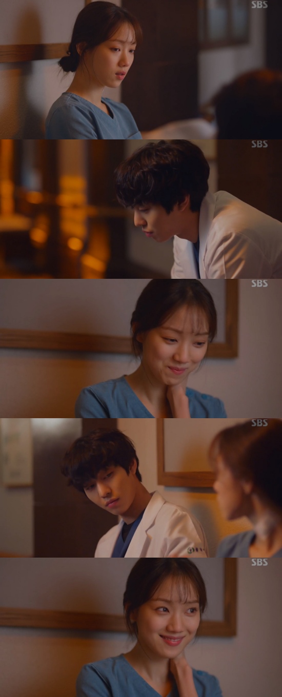 Romantic Doctor Kim Sa-bu 2 Lee Sung-kyung was comforted by Ahn Hyo-seop.In the 8th episode of SBS Mon-Tue drama Romantic Doctor Kim Sabu 2 broadcast on the 28th, Seo Woo Jin (Ahn Hyo-seop) was shown comforting Cha Eun-jae (Lee Sung-kyung).On this day, Cha Eun-jae sat down next to Seo Woo Jin, who was sitting alone. Seo Woo Jin said, One of the paramedics came in with a head injury, SAH.I expressed bitterness.Cha Eun-jae said he had operated on an arms weapon and confessed, I killed two people. I do not seem to have much desire to live, but I want to do something to keep him alive.Seo Woo Jin said, You have a gift this way. Youre looking at a patient even when a knife comes in your neck.I am not a talent because I am good at hand, he said, and Cha Eun-jae smiled at Seo Woo Jin.Photo = SBS Broadcasting Screen