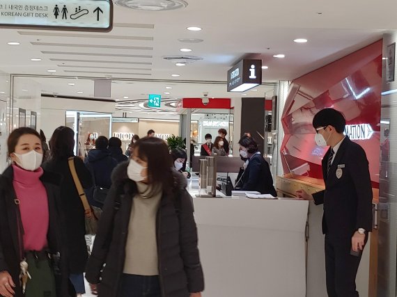서울 시내 한 면세점 내부에서 쇼핑객들과 직원들이 마스크를 착용하고 있다. 사진=김성호 기자
