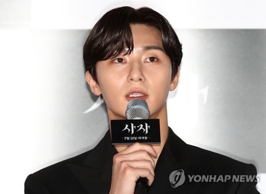Actor Park Seo-joon, 32, will submit The complaint against a malicious comment publisher and take legal action.The act of disseminating and expanding the contents that are not true recently has reached a level that is no longer unacceptable, said Aesum Eenti, a subsidiary company, on the 28th.We have received the complaint at the Seongdong Police Station in Seoul last week based on the evidence that we have collected for many years, he said. If malicious slander, sexual harassment, and false facts are confirmed through regular monitoring, we will take all legal measures including additional charges and respond strictly without any preemption or agreement.Park Seo-joon appeared in Drama Why is Secretary Kim and the movie Lion, and on the 31st JTBC Golden Drama Itaewon Clath was the first broadcast.