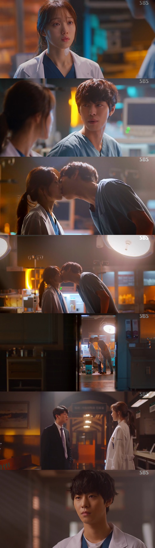 Romantic Doctor Kim Sabu 2 Ahn Hyo-seop and Lee Sung-kyung are growing their hearts toward each other in the hospital.In SBS Mondays drama Romantic Doctor Kim Sabu 2, which was broadcast on the night of the 28th, Cha Eun-jae (Lee Sung-kyung) and Seo Woo Jin (Ahn Hyo-seop) were depicted to gradually understand each other.Cha Eun-jae was saddened to see his wife, who murdered her husband due to domestic violence, being taken to the police.Seo Woo Jin looked at the shrinking Cha Eun-jae and comforted him that it is the doctors talent to try to save people even if a knife comes into your neck.The hospital was then brought in arms and paramedics, who had no will to live, and paramedics were unconscious after being injured in the head while drying the drunk.Eventually, the patient was pronounced dead by brain death, and Cha Eun-jae proposed United Network for Organ Sharing.But Seo Woo Jin (Ahn Hyo-seop) was angry, saying: My daughter died of brain death - how do you tell her mother?With the efforts of Cha Eun-jae, the operation through United Network for Organ Sharing was completed, and Cha Eun-jae gained confidence and solidified his intention to remain at Doldam Hospital.I did not like you when I was in school, but when I heard that you lost your family when you were a child, I was very sick, he said.But Seo Woo Jin said, Dont be serious, then theres no fun between us and nothing goes away, forget it all.Ironically, Cha and Seo Woo Jin have come to understand each other in confrontation, and their hearts are getting closer to love.