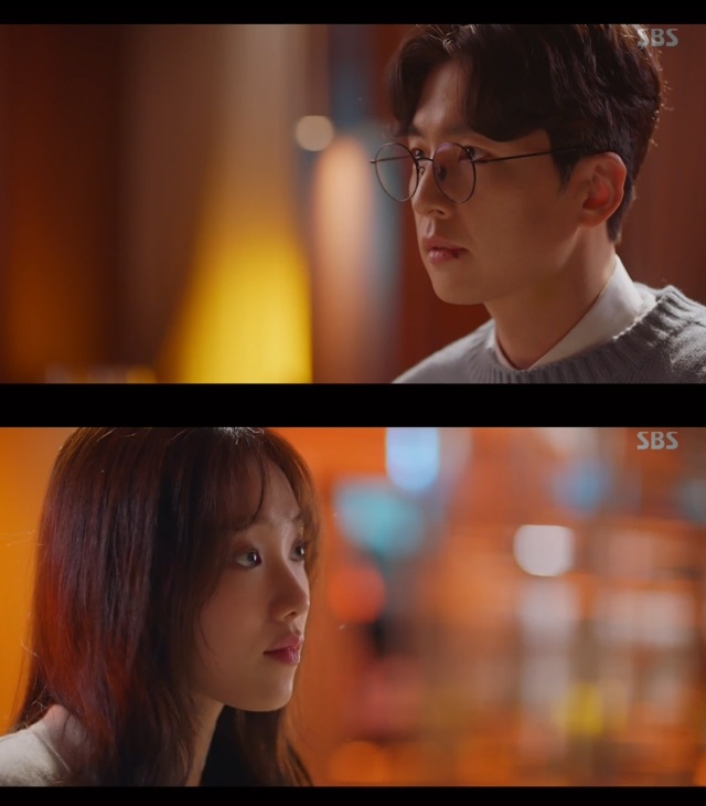 Lee Sung-kyung was alarmed to learn about Ahn Hyo-seops family historyBae Moon-jung (Shin Dong-wook) at SBSs Romantic Doctor Kim Sabu 2 episode (playplayplayed by Kang Eun-kyung/directed by Yoo In-sik) on January 28 ate with Cha Eun-jae (Lee Sung-kyung).Previously, Bae Mun-jung was greatly surprised to see the family newspaper article of Seo Woo Jin (Ahn Hyo-seop) in Kim Sabu (Han Seok-gyu) room.The extreme choice of his father who failed his business when he was a junior high school student killed all his parents and survived the Seo Woo Jin.Bae Mun-jung told Cha Eun-jae, Do you leave now? I am waiting for Cha Eun-jae.I asked him to eat a meal today, Do you want to buy me a cup of rice? He asked me about Seo Woo Jin, saying, Are you very close to Seo Woo Jin?Cha Eun-jae replied, I know whether I am close or familiar, but I know what kind of child I know since I learned from my school days. Bae Moon-jung said, Then I do not know how Seo Woo Jin parents died.I heard you died in a bad accident in junior high school.When Seo Woo Jin parents said that they were not all there, Cha Eun-jae dropped the fork that he was holding, and when Bae Mun-jung asked, Do you not know? Cha Eun-jae replied, Yes, not at all.Yoo Gyeong-sang