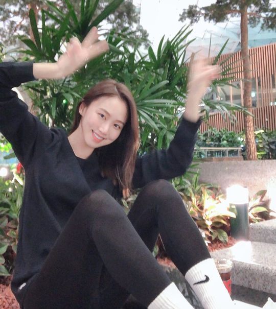 Actor Ko Sung-hee showed off her youthful beautiful looks.Ko Sung-hee posted four photos on the SNS on the morning of January 29 with the article Stupid and strange, just happy gem-like moments. Thank you and lets try hard.In the public photo, Ko Sung-hee waves with a bright smile; a makeup-free, innocent look captivates her gaze.The netizens who encountered it showed a hot reaction such as It is so beautiful, I am strong together and It is cute.Meanwhile, Ko Sung-hee will appear on the Netflix drama I alone you, which will be released on February 7th.Jung Yoo-jin