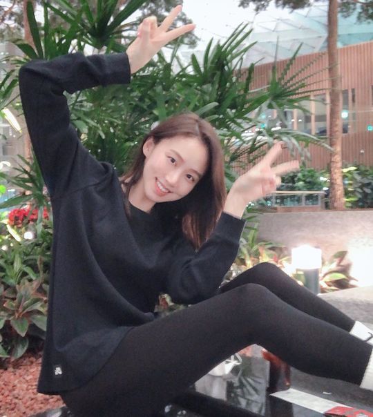 Actor Ko Sung-hee showed off her youthful beautiful looks.Ko Sung-hee posted four photos on the SNS on the morning of January 29 with the article Stupid and strange, just happy gem-like moments. Thank you and lets try hard.In the public photo, Ko Sung-hee waves with a bright smile; a makeup-free, innocent look captivates her gaze.The netizens who encountered it showed a hot reaction such as It is so beautiful, I am strong together and It is cute.Meanwhile, Ko Sung-hee will appear on the Netflix drama I alone you, which will be released on February 7th.Jung Yoo-jin