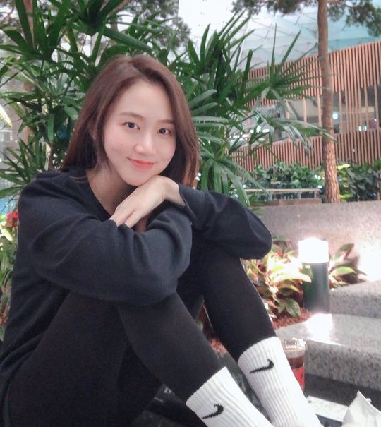 Actor Ko Sung-hee showed off her youthful beautiful looks.Ko Sung-hee posted four photos on the SNS on the morning of January 29 with the article Stupid and strange, just happy gem-like moments. Thank you and lets try hard.In the public photo, Ko Sung-hee waves with a bright smile; a makeup-free, innocent look captivates her gaze.The netizens who encountered it showed a hot reaction such as It is so beautiful, I am strong together and It is cute.Meanwhile, Ko Sung-hee will appear on the Netflix drama I alone you, which will be released on February 7th.Jung Yoo-jin
