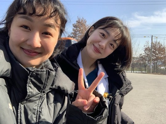 Actor So Joo-yeon has released the shooting scene of SBS drama Romantic Doctor Kim Sabu 2.So Joo-yeon recently posted two photos on his Instagram account.In the photo, there was a picture of So Joo-yeon smiling with Jin Ji-an and Yoon Bora.So Joo-yeons blemishesless white-oak skin and lantern-colored eyes catch the eye, with So Joo-yeons refreshing vibe also outstanding.The fans who responded to the photos responded such as Actor is all refreshing, It is so lovely and It is pretty.delay stock