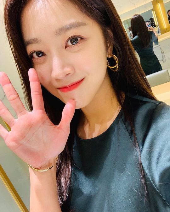 Actor Cho Bo-a boasted a innocent Beautiful looks.Jo Bo-ahs agency, Sidus HQ, official Instagram, posted a picture of Jo Bo-ah on January 29 with an article entitled Sensemaker prepared for a custom costume according to the concept of Forest.The photo shows Jo Bo-ah posing for her finger heart. Jo Bo-ah smiles brightly at the camera.Jo Bo-ahs white-green skin and large, clear eyes make her look more beautiful.delay stock