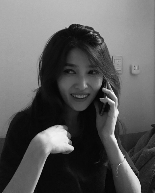 Broadcaster Kim Kyung-ran reported on the latest news.Kim Kyung-ran posted a picture on his Instagram page on January 29 with the caption: What was so good?Kim Kyung-ran in the public photo is making a happy Smile by talking to someone.Kim Kyung-rans beautiful atmosphere and superior beauty that penetrate black and white attracts attention.Park So-hee