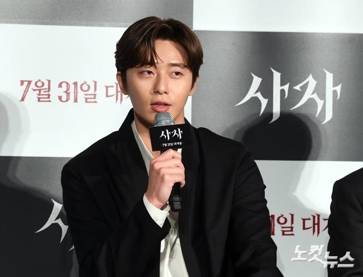 We have been monitoring malicious posts for Park Seo-joon, said Park Seo-joon agency Awesome Eanti on August 28. We have decided that the act of disseminating and reproducing the contents that are not true indiscriminately recently has reached a level that is no longer conducive.Based on the evidence that has been collected for many years, I appointed a legal representative last week and filed a complaint with the Seongdong Police Station in Seoul.We are not only hurting the parties but also the family because of the act of insulting Park Seo-joon by exploiting anonymity, the agency said. We will not only respond to one-off measures, but will continue to take all legal measures including additional charges if malicious slander, sexual harassment, and false facts are confirmed to Mr. Park Seo-joon through regular monitoring.In particular, he said, I will inform you that we will respond strictly without any pre-emption or agreement. He also emphasized that he will proceed with legal action against malicious postwriters for actors other than Park Seo-joon 