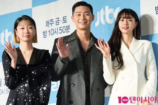 Actors Kim Da-mi (from left), Park Seo-joon and Kwon Nara attended the production presentation of the new drama Itaewon Clath at Conrad Seoul, Yeouido, Yeongdeungpo-gu, Seoul on the afternoon of the 30th.Itaewon Clath is a drama depicting the rebellion of youths who are united in an unreasonable world, stubbornness and guest.