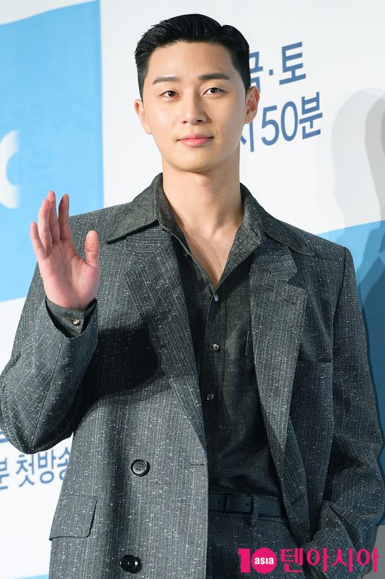 Actor Park Seo-joon said, It is time to look back on my growth period with a feeling of uniform for a long time to act high school students.It is at the production presentation of JTBCs new gilt drama Itaewon Klath (playplayplay by Jo Kwang-jin, directed by Kim Seong-yoon) held at Conrad Hotel in Yeouido-dong, Seoul at 2 p.m. on the 30th.Park Seo-joon said, It was awkward to wear uniform for a long time.I thought about it, it was a long time since I graduated.  I had to act the growth process from student to adult, so I recalled my high school days.I was thinner than I am now, and I was pointed out in a childlike way.Itaewon Clath is based on the next Web toon of the same name and deals with the rebellion of youths who have united in stubbornness and persuasion in an unreasonable world.Park Seo-joon, who plays the role of Roy in the play, said, I did not choose it because it was a role to represent youth, but I enjoyed the original work so much.I wondered if I could describe the character of the charming Roy. I had a good opportunity because the director suggested it first.Itaewon Klath was written by Kim Seong-yoon PD and Web toon author Jo Kwang-jin, who created Drama Gurmigreen Moonlight and Discovery of Love.Park Seo-joon, Kim Dae-mi, Yoo Jae-myeong, Kwon Na-ra, Kim Dong-hee, Ahn Bo-hyun, Kim Hye-eun, Ryu Kyung-soo, Lee Ju-young and Idawit will be broadcasted for the first time at 10:50 pm on the 31st.