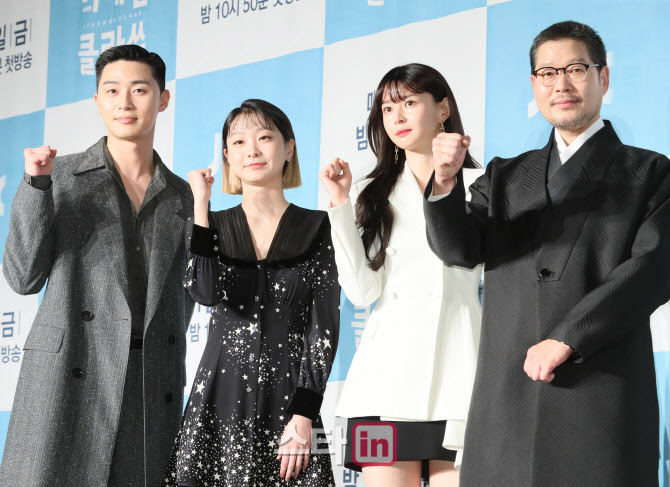 Park Seo-joon, who returned to the small screen with Itaewon Klath, unveiled his goal audience rating pledge to run Foa a night if the number of ratings exceeds two digits.He also mentioned the love line chemistry with Kim Da-mi and Kwon Nara who played the role of Joy Seo and Osua in the play.Park Seo-joon said, I think I could have come to this place because I have been doing well since the script reading period. Breathing is so good with both of you.Kim Da-mi also said, I met the actors for the first time through this drama, but the scene is so fun and fun. It is so good to act together, so it is good to breathe.Were all working hard together, he said.Kwon Nara also said, It is good to be able to talk freely on the spot.I was able to shoot more comfortably because I was friends of my age.  When I play with my family members, I play a lot of fighting because I am a peer actor. The family members of the Jangga are Yoo Jae-myung and Kim Hye-eun.So Im relying on it to shoot.He also mentioned the breathing with actor Yoo Jae-myung, who played the role of Chairman Chang in the opposite direction with Park Sae as chairman of the leading restaurant industry franchise Jangga.Park Seo-joon said, The rehearsal process is a bit long, and there was enough room to compensate for the lack of breathing and shooting in that time.The lack is due to my acting skills and (Yoo Jae-myung) seniors are so good that I follow them.On the other hand, I think that the new Roy could have been born without a person named Chang.We try to express the subtle emotions that arise in the process, which are the relationships that stimulate each other by being itself.Yoo Jae-myung also said, There is a confrontation between a successful self-made singer and a young man who is about to start, and there are unknown feelings that I feel when I see a child who looks like a child who looks like a resemblance.Jo Kwang-jin, the author of Webtoon and the script, also raised his strength by saying that he was 120% satisfied with the synchro rate of the original and the actors.I have a 120% satisfaction, wrote Jo Kwang-jin.Im going to tell you about the video, but when I first wrote the video, I thought I knew the character best, but from a certain point on, I saw actors think about the role more intensely than I did.Some of the gods cried when I saw the original author, especially Park Seo-joon, who plays the main character, Park, and praised the synchro rate.Kim Seong-yoon said, All the actors who play their characters are wearing the clothes of the character that is called Top Model.The writer is also the top model in terms of writing the first drama, and I am also nervous because it is the first work I have played in JTBC. It is also the first drama content for Showbox.The showbox movie The Heads of Namsan is doing well, and I just hope that the good energy will be transmitted to the drama.Meanwhile, JTBCs new gilt drama Itaewon Klath, which will be broadcast for the first time tomorrow (30th), is a work that depicts the hip rebellion of youths who are united in an unreasonable world, stubbornness and passenger spirit.Itaewons small street, which seems to have compressed the world, will dynamically unfold their founding myths that pursue freedom with their own values.The original webtoon of the same name, which formed a thick mania group, considered as Life Webtoon, has attracted attention as a topic, and the meeting of actors such as Park Seo-joon, Kim Da-mi, Yoo Jae-myung, and Kwon Nara, who are proud of the reality sync, has focused their attention.Director Kim Seong-yoon, who was recognized for his sensual production ability by taking on hit romance dramas such as Gurmigreen Moonlight and Discovery of Love, caught megaphone.In addition, the original writer, Gwangjin, takes charge of the script writing and amplifies the excitement.Park Seo-joons character, Park Sae, was a long-time villain with the leading restaurant industry franchise Jangga, who was expelled for his tyranny and was unfairly attempted to murder.After leaving the prison, I am determined to start business here, against the free atmosphere of Itaewon, where my first love Sua lives.After seven years of suffering from factories and labor, I decided to set up a sweet night Foa at Itaewon and decide to take revenge on the market by becoming a big hand in the food service industry.The first broadcast of Itaewon Clath can be seen at JTBC at 10:50 tomorrow night.Gwangjin writer Satisfaction with actor synchro rate of 120%